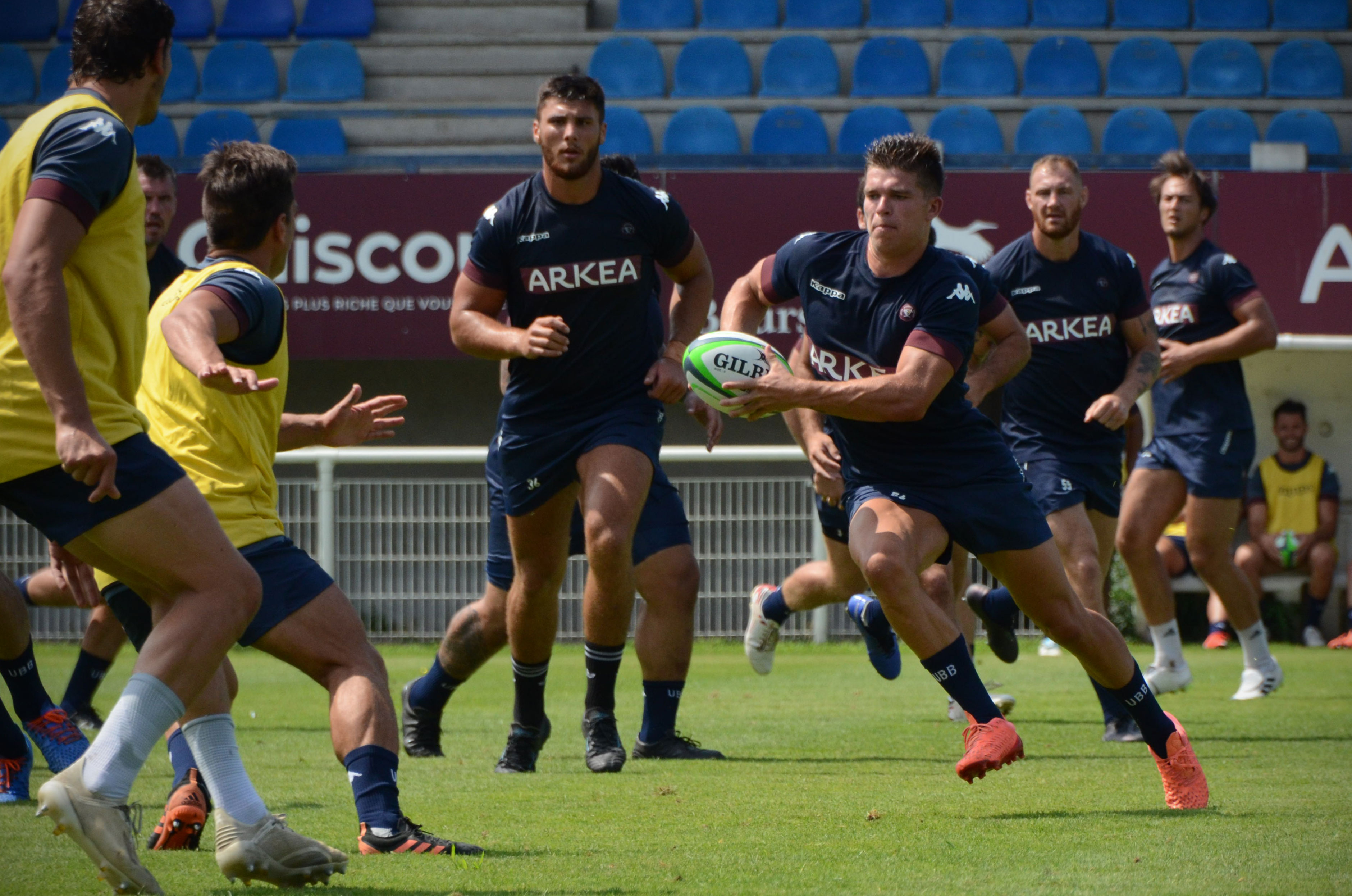 Matthieu Jalibert et l'UBB affrontent Biarritz lors du premier match amical de la saison.